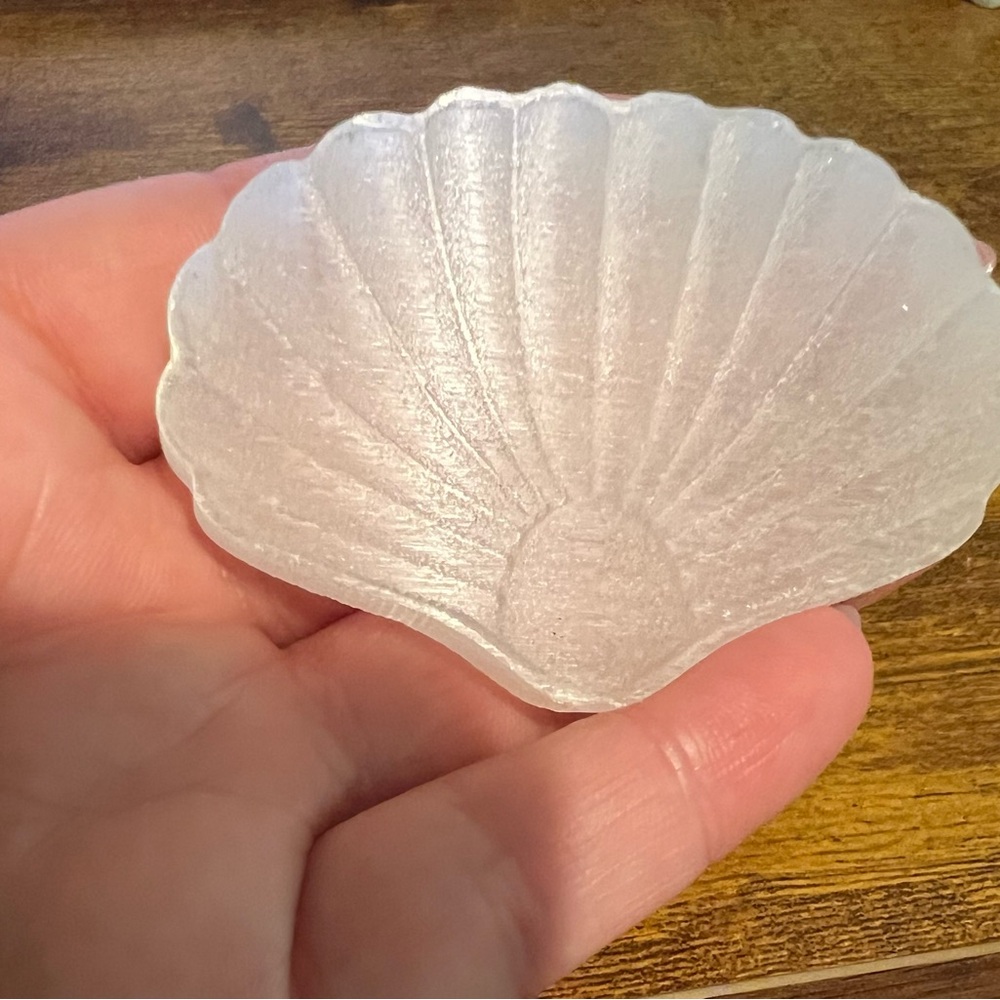 Selenite Clam Shell - Picture 3 of 3